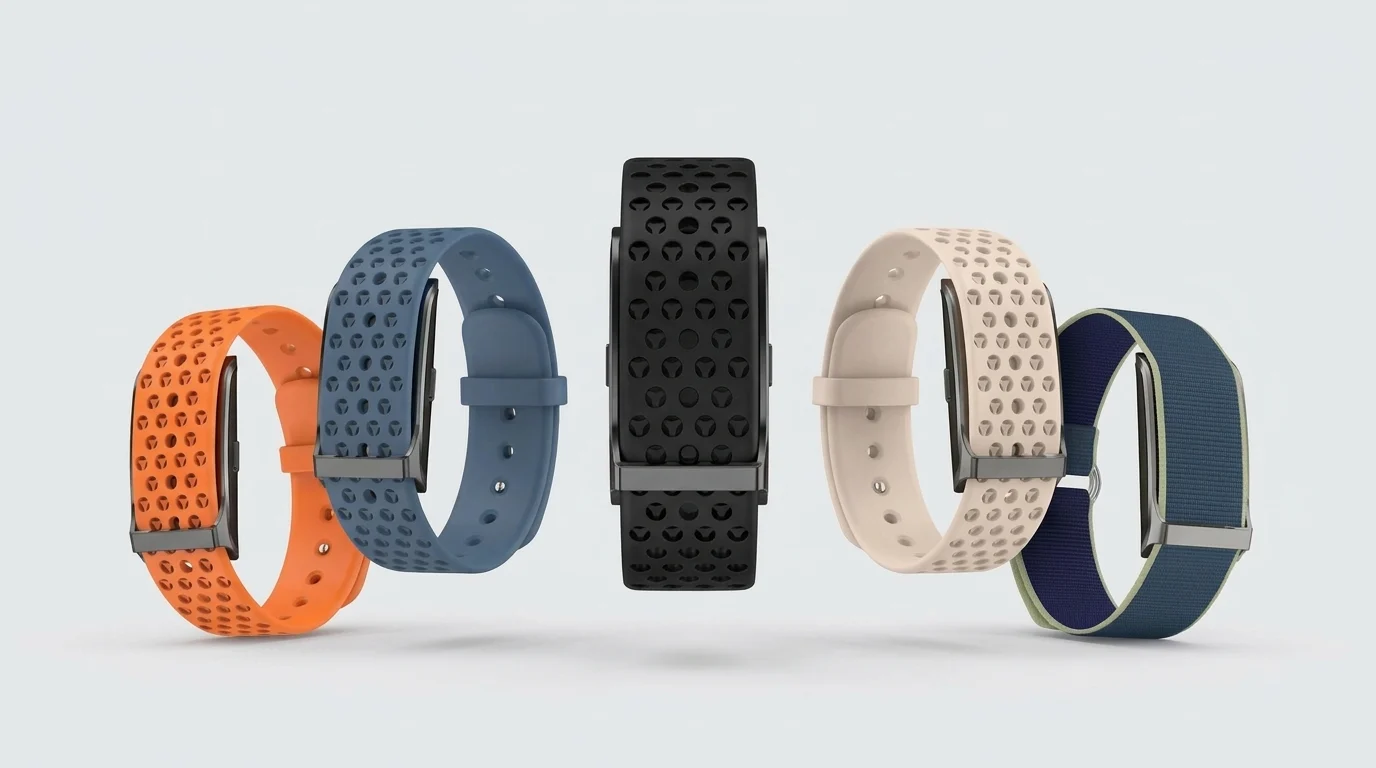 Yay biçiminde dizilmiş beş PhenomeTech Bileklik: Ember, Harbour, ortada öne bakan Onyx, örgü kayışlı Dune ve Tidal
